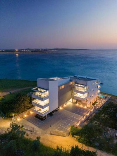 Beachfront luxury apartment - PRIVATE infinity pool, sauna & mini-gym