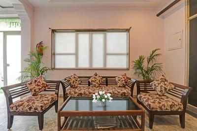 Collection O Premier Near Hazratganj