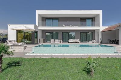 Moderne Villa mit großem Infinity-Pool und privater E-Ladesäule für Ihr E-Fahrzeug