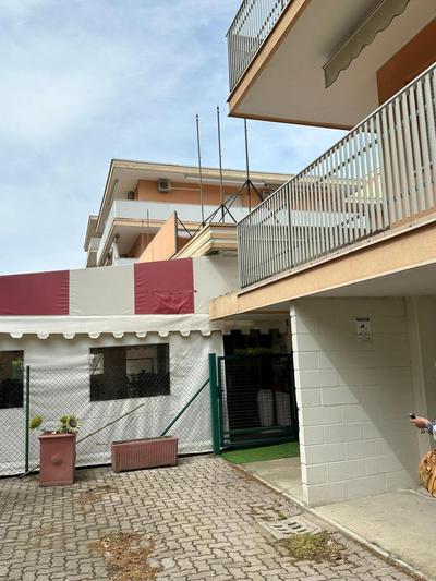 Flat with parking space and shared pool