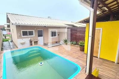 Casa com Piscina em condomínio