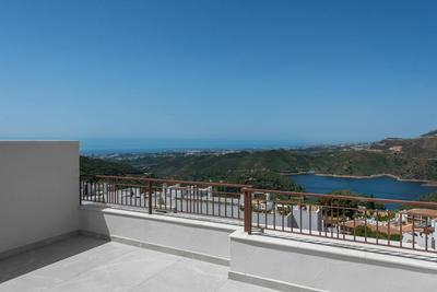 Luxury Townhouse with Breathtaking Sea Views