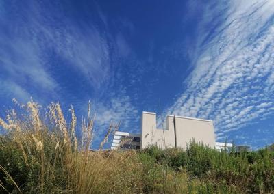 villa sospesa tra cielo e mare
