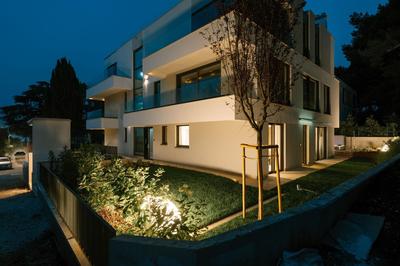 The Q Whisper - new deluxe hideaway with sauna, jacuzzi and a garage