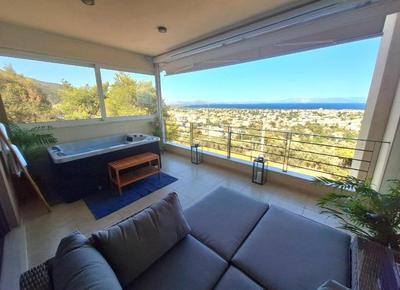 Seaview apartment with jacuzzi and home cinema