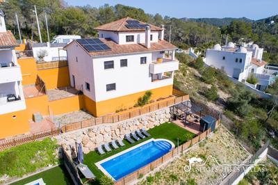 Villa Serranita - Stylish Holiday Home with Views and Air Conditioning 15 mins to Sitges