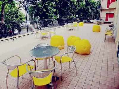 HOTEL IDEALE young people under 40