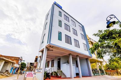 FabHotel Golden Manor Inn