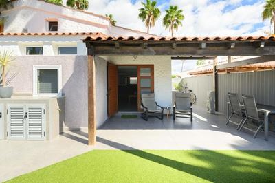 Bungalow moderno con terraza y jardin