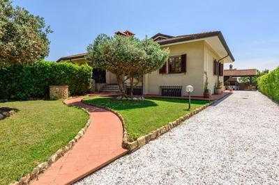 Country and Sea Villa with Jacuzzi & Garden
