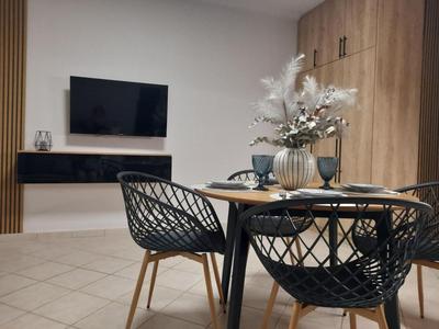Olena Apartment by Golden Host