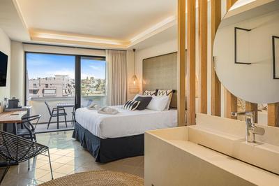 HOM54 City View Suite with Jacuzzi