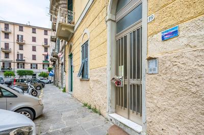 Yellow Apartment near the Train Station with Balcony