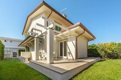 Golden Luxe - Villa in centro a Forte dei Marmi con parcheggio