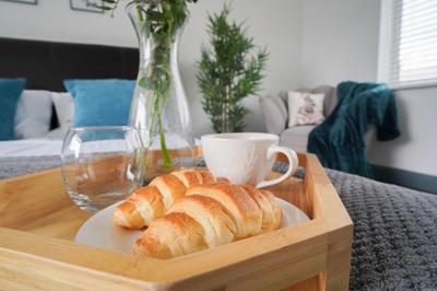 Charming Semi with KingBed and Cozy Interiors