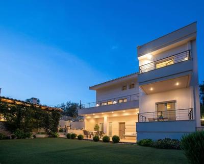 Relaxing house with mountain view near the sea