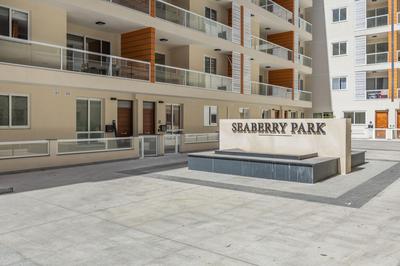 Seabreeze apartment by SF HOMES - meters away from the beach & pools