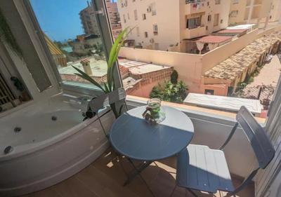 Moderno estudio con jacuzzi privado y piscinas!