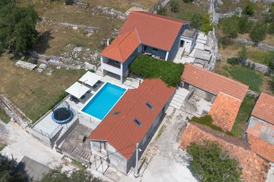 Nany-Villa with heated pool