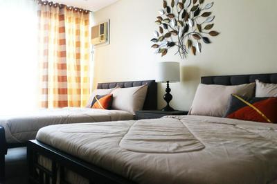 Spacious 3 Bedrooms with wifi access and pool near SM MOA Arena