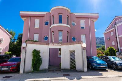 Apartment with Balcony and Mountain View Oleandra 5