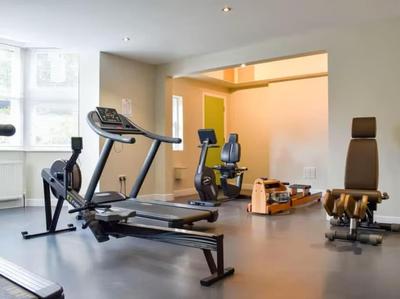 Strathmore apt Scarborough, pool, gym, parking