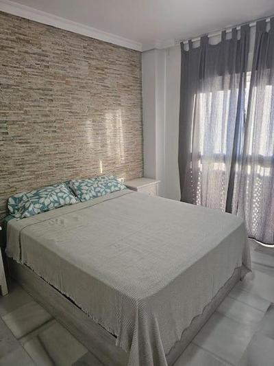 compartir apartamento con habitación y baño privado