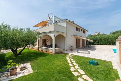 Holiday House Iris with Private Pool
