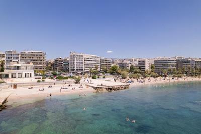 Lovely seaside apartment next to Starbucks opposite the beach park of Flisvos