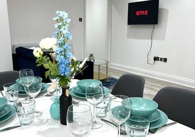 Three Bedroom Apartment By Dashh Properties Short Lets & Serviced Accommodation In Shepherds Bush Sleeps 9 With Free Wifi