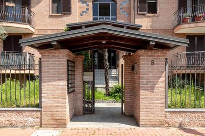 DeHomes -Family & Friends Apartments, balcony, Wi-Fi & Netflix, Bus-Metro to Duomo