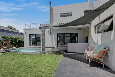 Spacious Double Room for Two with Pool, Braai, Gas Stove, Complete Kitchen, Fast WiFi and Private Bathroom