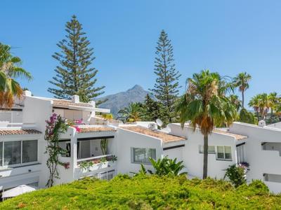 Azahara1, Panoramic views and frontline golf