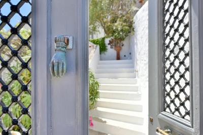 Captain's House - Historical home in Hydra 1800