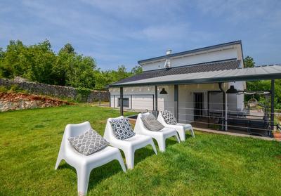 Villa Bellavu for 8 people with playground & sea view in Rakalj