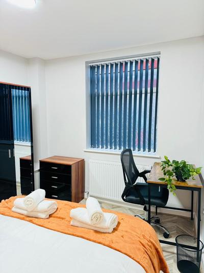 Ashton-U-Lyne Private Ensuite room near Station