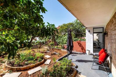 Luxury Modern Condo with Garden near Old Town
