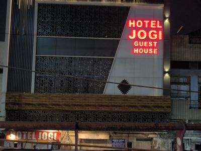 HOTEL JOGI GUEST HOUSE welcome all families, friends, groups, couples, singles fully Airconditioner, attach washrooms, lift, wifi, gyser hot water, 24 hour