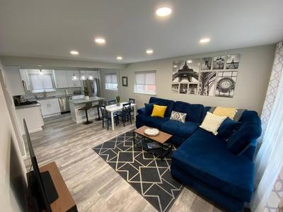 Elevated, Cozy, And Stylish Home In Garden City