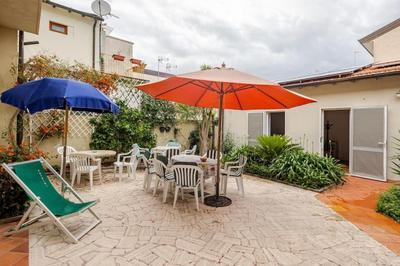 Spaziosa casa con giardino e dependance