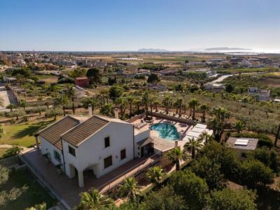 Villa Egadi, with swimming pool and tennis court