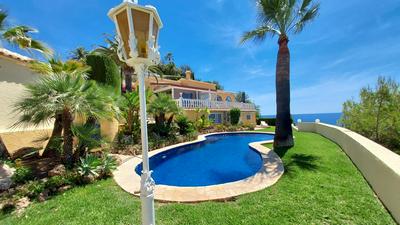 1. Meeresline Villa mit privat Pool