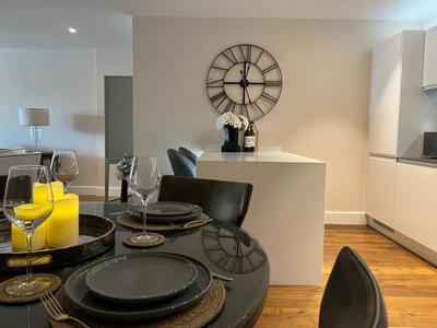 The Monochrome Suite at Ryedale House - Free Parking