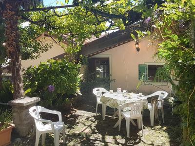 Cortiletto - A Flowery Patio a walk from the Lake