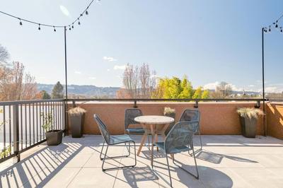 Portland Penthouse Retreat- Roof Deck & Food Pods