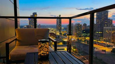 LUXURY Downtown Sunset Getaway - Your Home Away From Home - Fully Stocked Kitchen, Gym, Balcony, FREE PARKING