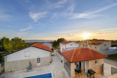 Crowonder Villa Smile with Swimming Pool and Stone Backyard
