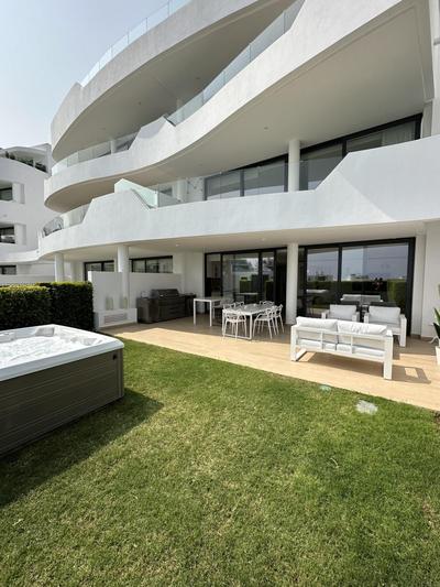 Luxurious flat with garden, private jacuzzi, bbq