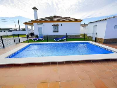 Chalet con Piscina Privada, 3 Habitaciones y Vistas Panorámicas en Conil - ES-180-58