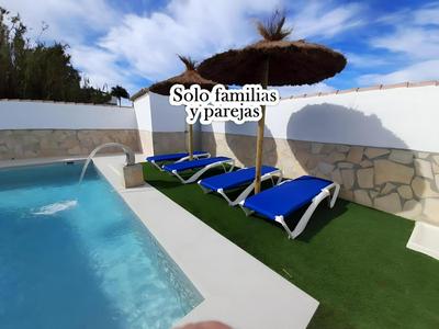 Chalet con Piscina Compartida y Jardín en Conil de la Frontera - Solo Familias - ES-180-81